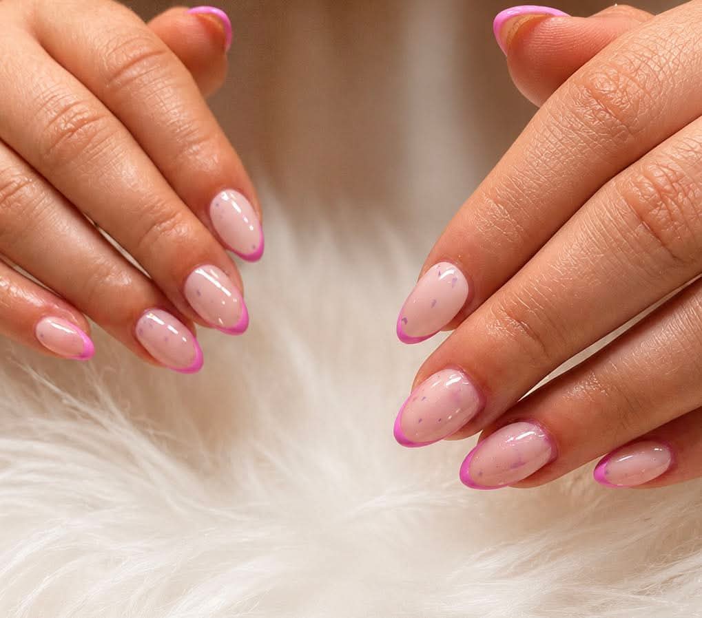 French nails με ροζ λεπτομέρειες